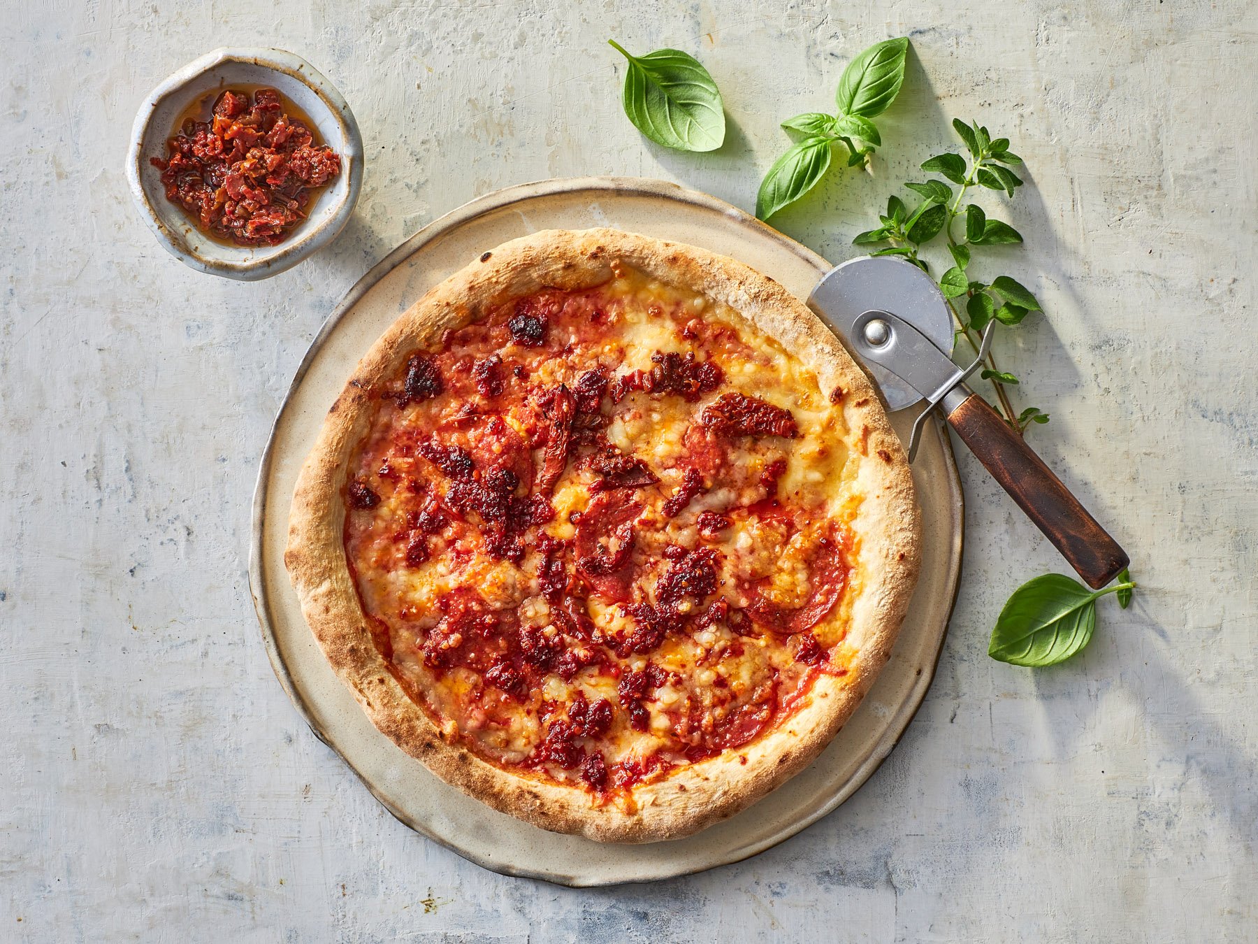 Pizza Vulcano - salami, soltørede tomater og habenero chili